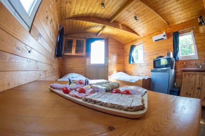 Roulotte Et Jacuzzi De Rachel Au Domaine Du Reuze Villa Winnezeele Buitenkant foto